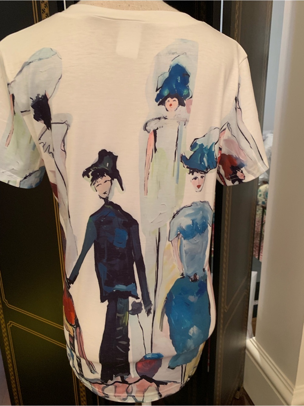 SHEIN ABSTRACT ART V-NECK TEE. NWOT. EXCELLENT CONDITION! NEVER WORN. - Picture 4 of 10